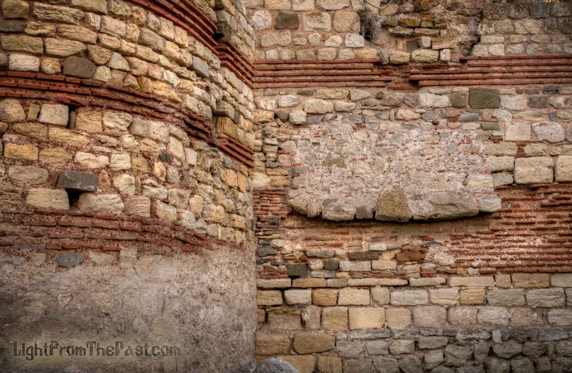 Стените са разрушавани при нападения на готите, и своевременно възстановявани. На снимката се вижда къде е възстановявана стената след пробойна при нападение. 