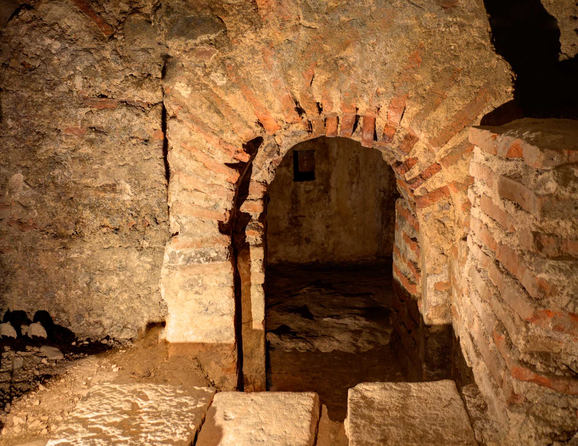  Гробница от пети век в града на мъртвите под църквата Света София. Християнска или не е тази гробница ?