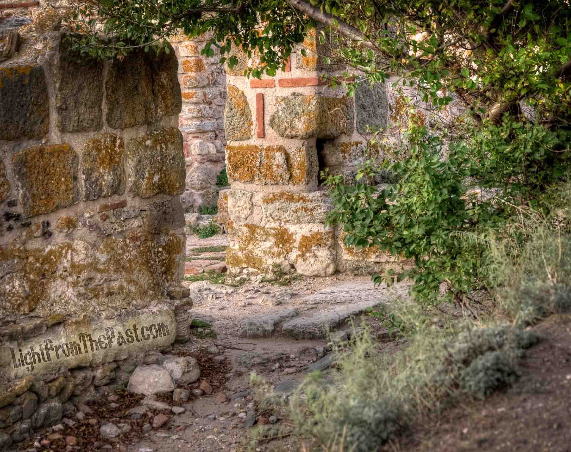 Изтърканите камъни на входа на църквата
