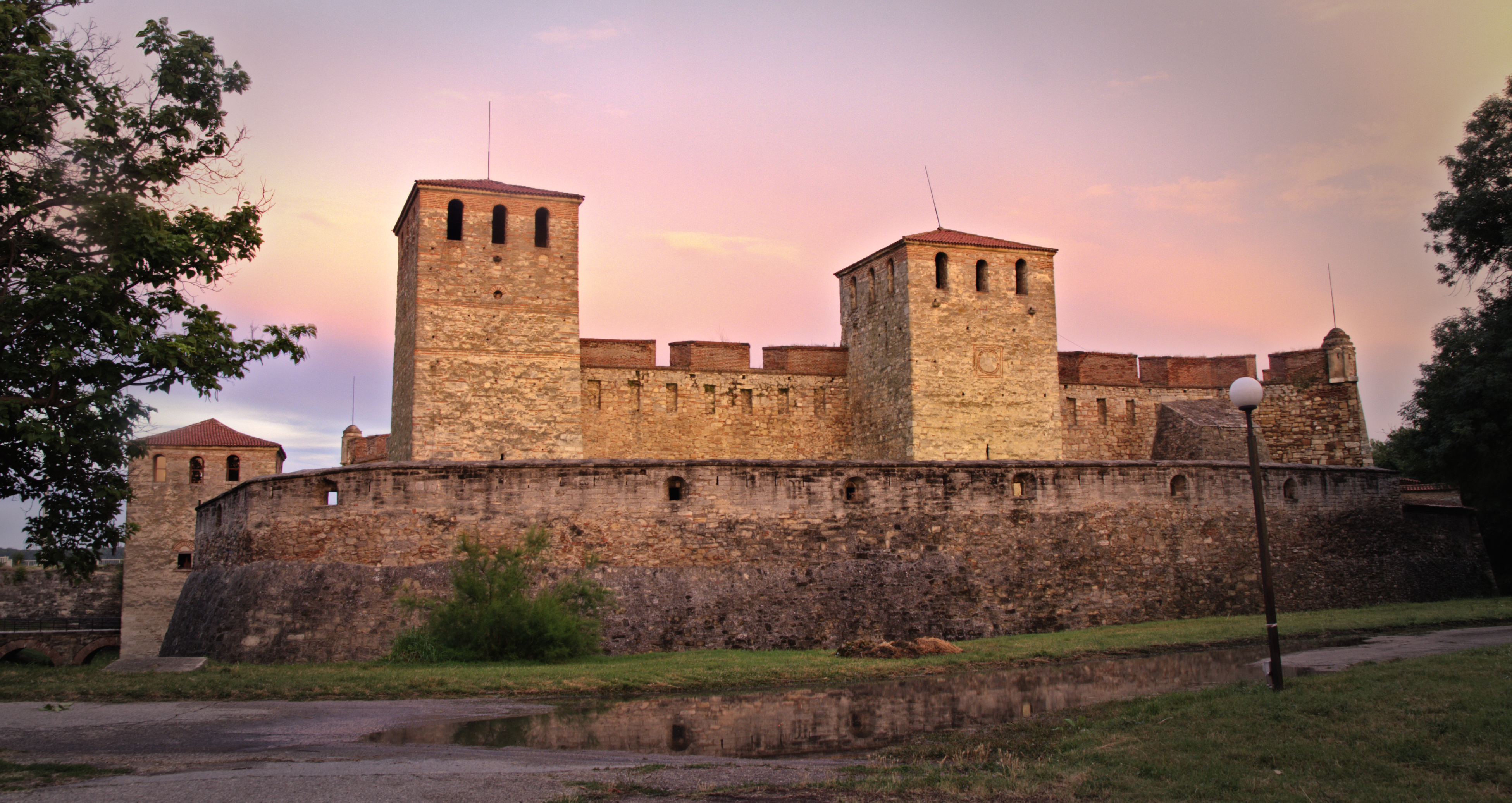 Крепостта Бабини-Видини кули (Баба Вида).