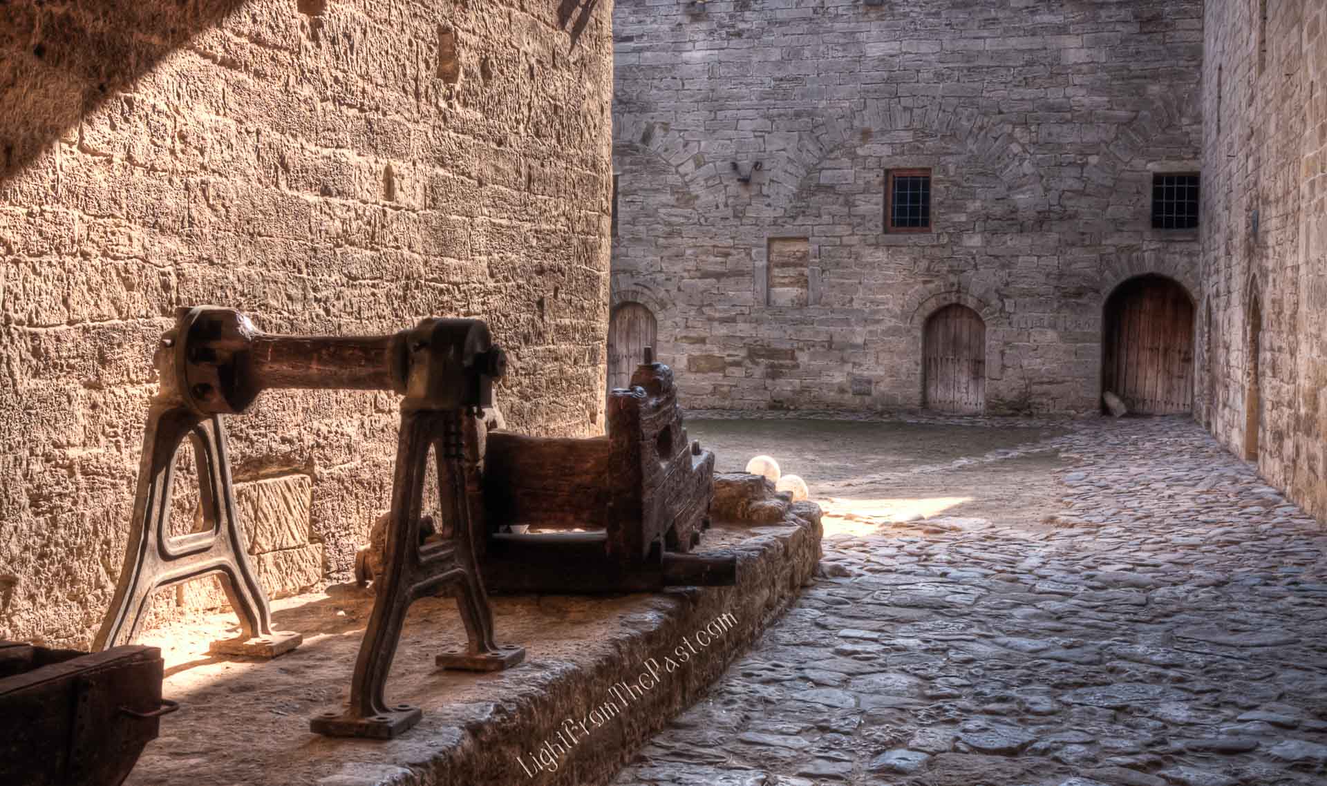  Останки от катапулт (стенобойна машина), използвана при заснемане на игрален филм в крепостта.