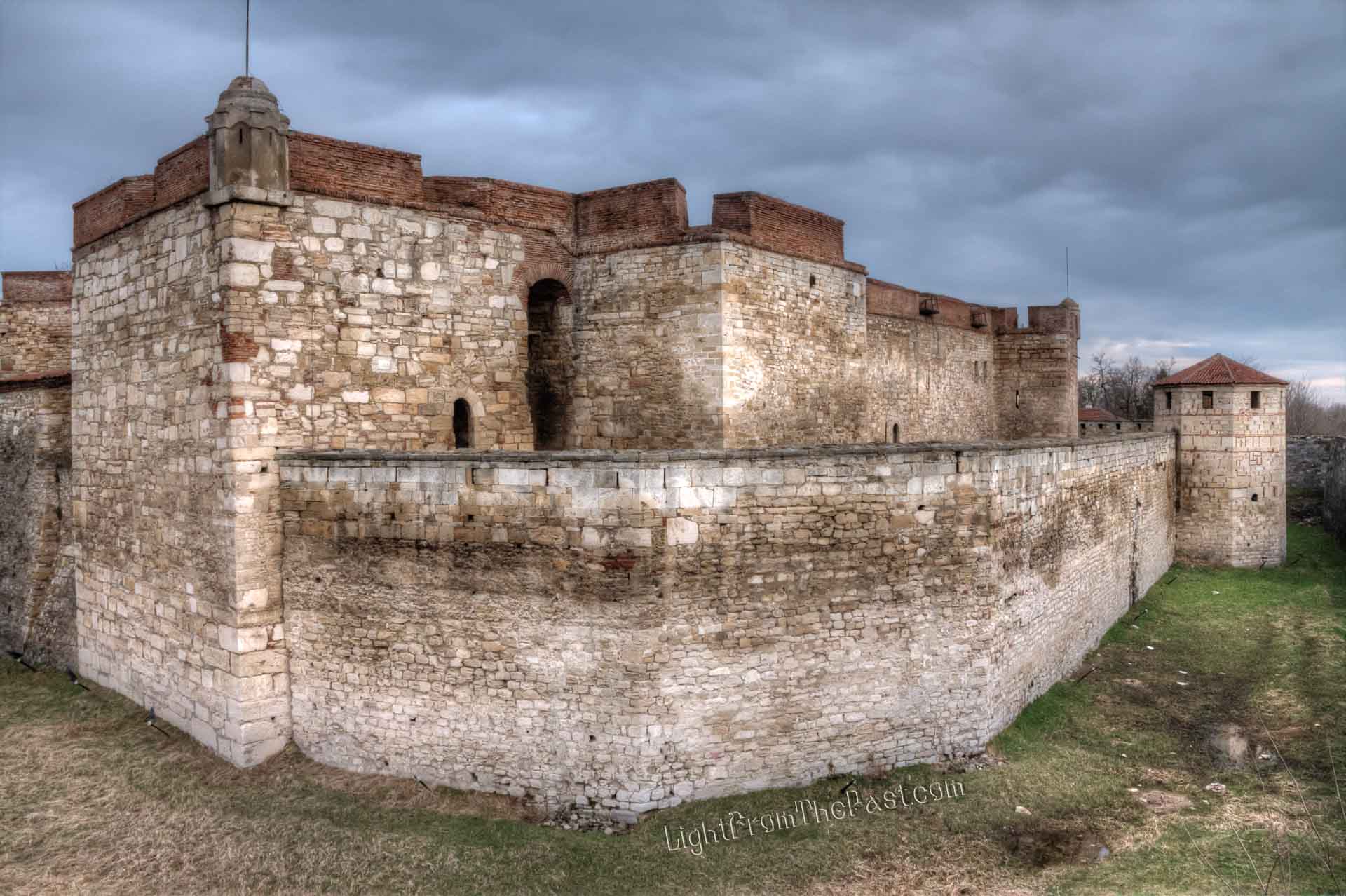  Крепостните стени на крепостта Баба Вида и една от кулите.