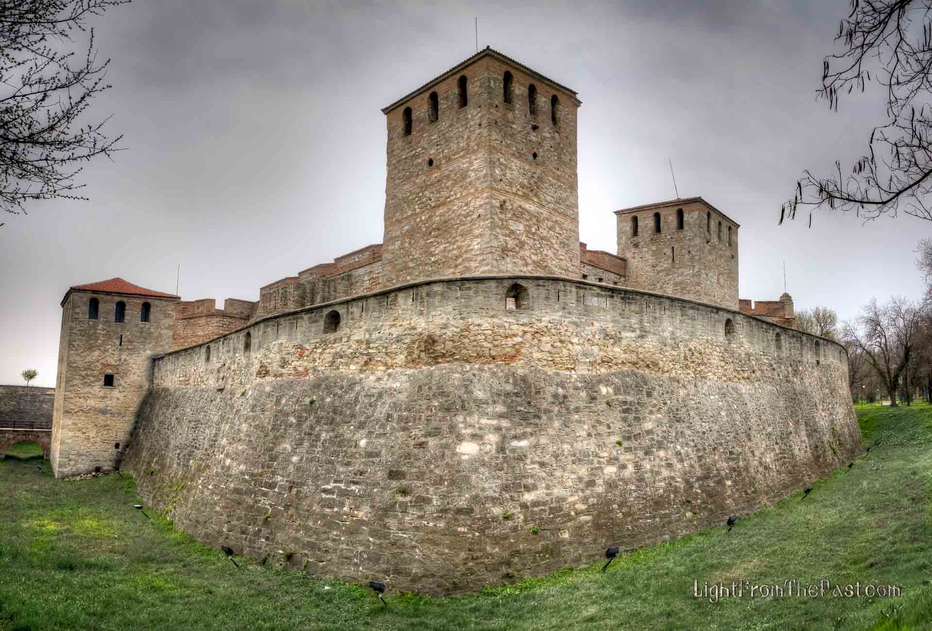  Част от стената на крепостта и кулите и. Страцимировата кула се вижда посредата.